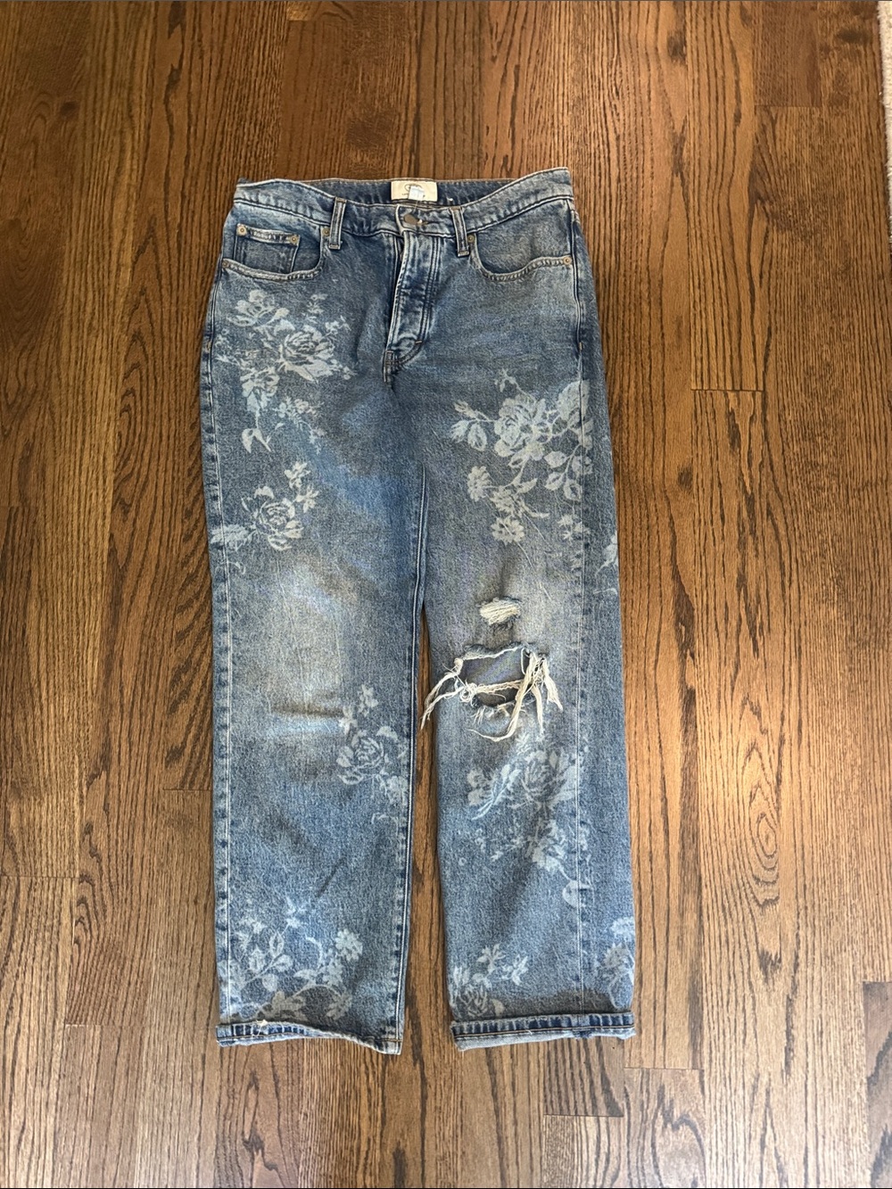 Lucky brand boyfriend distressed Jean with floral detail size 6/28